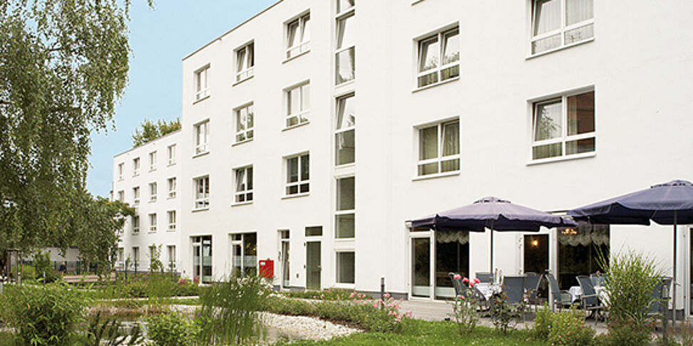 Zwickau v západním Sasku leží v údolní rovině na vstupu do Západního Krušnohoří a do Fojtska. V okolí Zwickau se nacházejí Meerane, Hartenstein, Reichenbach, Chemnitz a Stollberg.